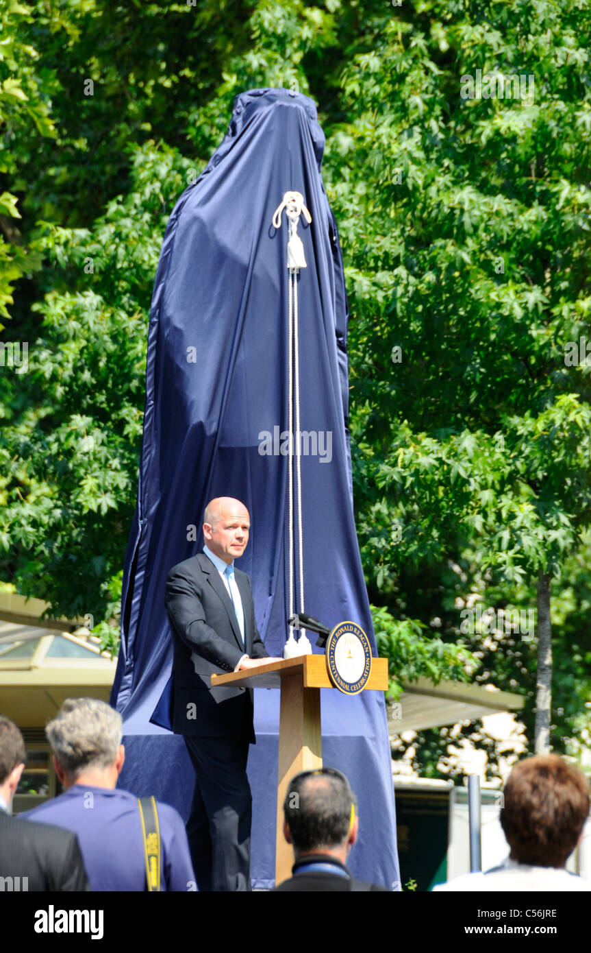 Segretario di Stato per gli affari esteri William Hague offrendo discorso alla cerimonia di inaugurazione di Ronald Reagan di statua all ambasciata americana Grosvenor Square Londra Inghilterra REGNO UNITO Foto Stock