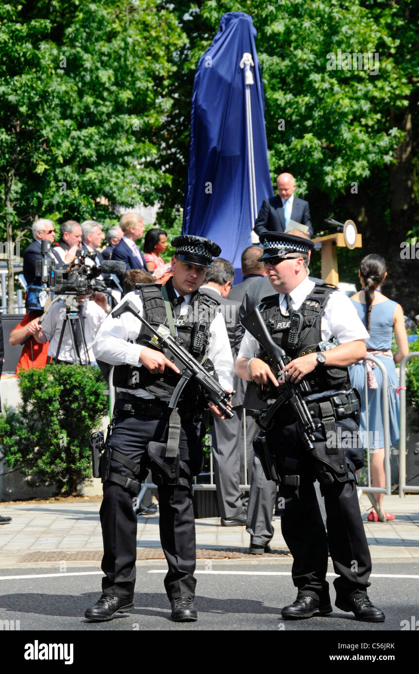 Poliziotti armati alla cerimonia di inaugurazione del Presidente Ronald Reagan statua in bronzo all ambasciata americana Grosvenor Square London street scene UK Foto Stock