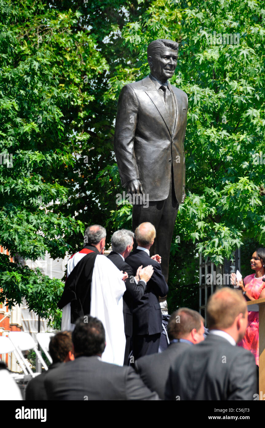 Inaugurazione statua in bronzo del Presidente Ronald Reagan alla cerimonia in ambasciata americana Grosvenor Square frequentato da dignità tra cui Condoleezza Rice Foto Stock