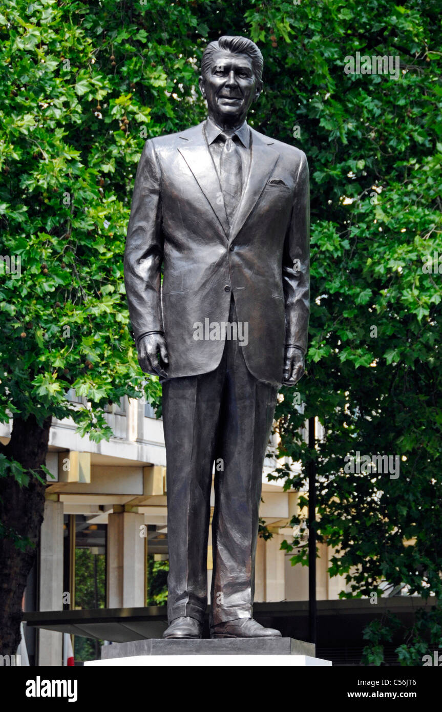 Statua di bronzo di Ronald Reagan dopo la cerimonia di inaugurazione all ambasciata americana Londra Inghilterra REGNO UNITO Foto Stock