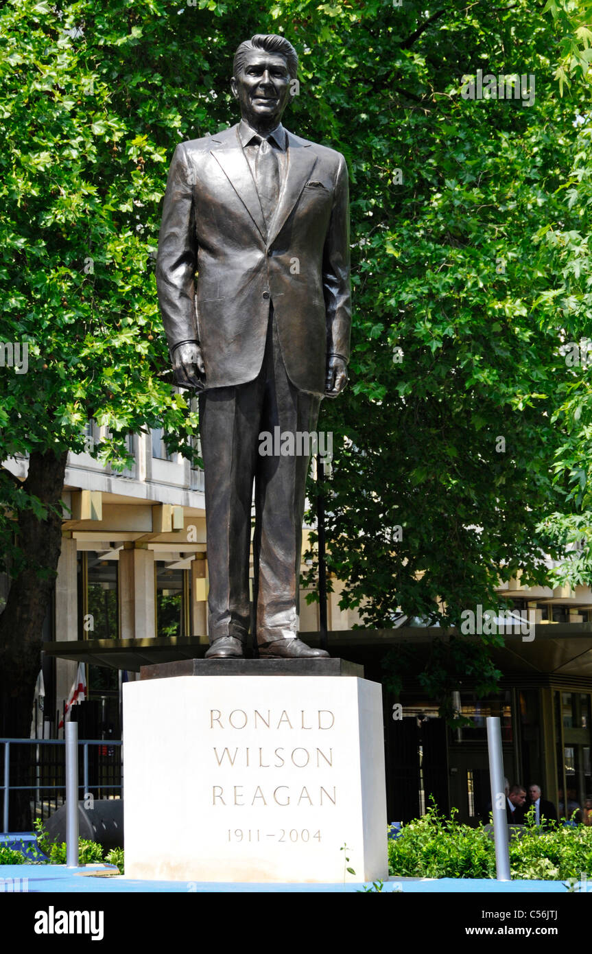 Statua in bronzo e zoccolo in pietra di Ronald Reagan dopo la cerimonia di inaugurazione all ambasciata americana Grosvenor Square Londra Inghilterra REGNO UNITO Foto Stock
