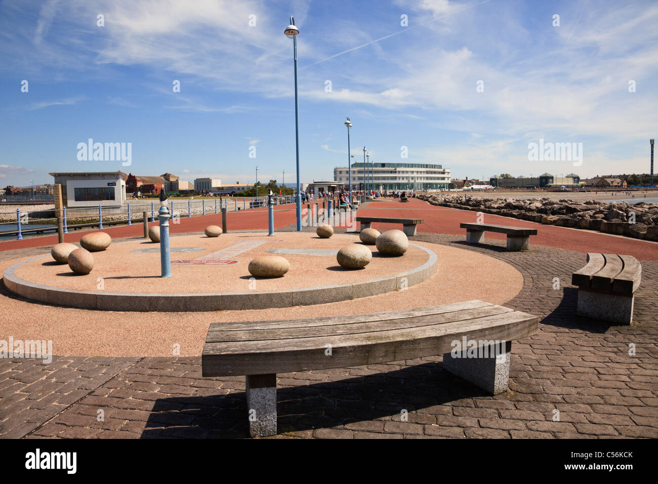 Morecambe, Lancashire, Inghilterra, Regno Unito. Progetto Tern Gazza campana gioco e vista lungo il molo di pietra con il Midland Hotel. Foto Stock