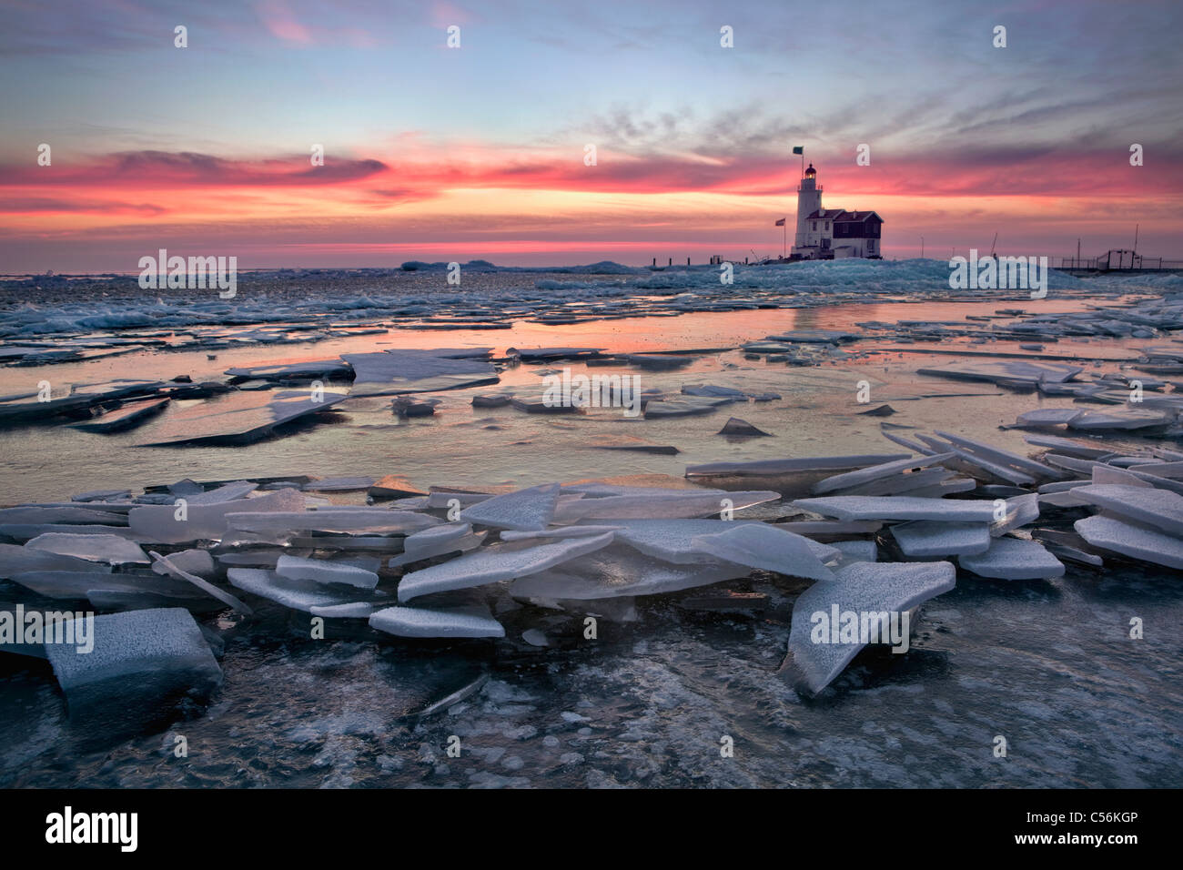 I Paesi Bassi, Marken, inverno, Faro chiamato Het Paard circondato da ghiaccio. Sunrise. Foto Stock
