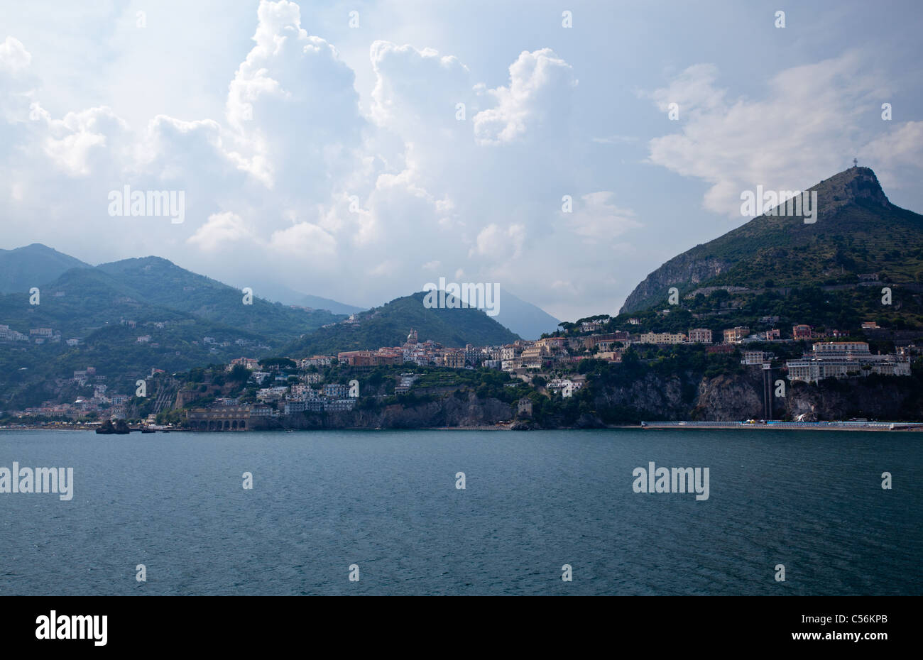 L'Italia, la Costiera Amalfitana, vista dal mare di Vietri Foto Stock