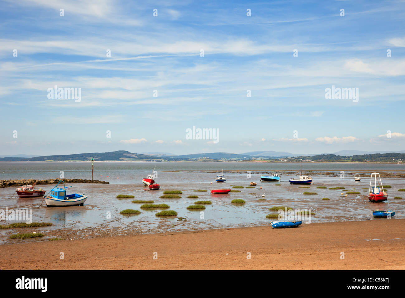 Spiaggiata barche sulla sabbia a bassa marea con vista sulla baia di Morecambe situata sulla costa nord occidentale. Morecambe Bay, Lancashire, Inghilterra, Regno Unito, Gran Bretagna Foto Stock