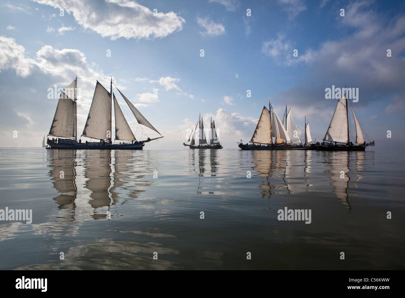 I Paesi Bassi, Enkhuizen. Gara annuale dei velieri tradizionali chiamati Klipperrace sul lago chiamato lago IJsselmeer. Foto Stock