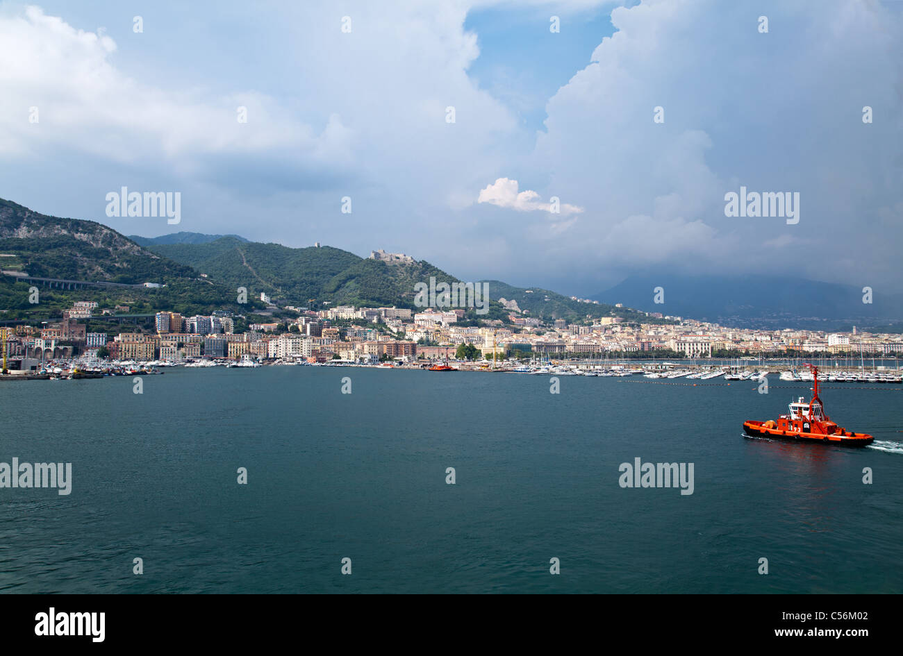 L'Italia,Salerno, la vista della città dal mare Foto Stock