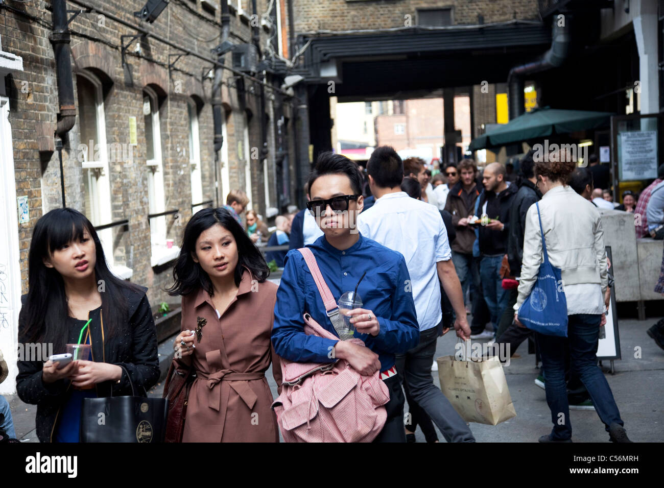 Alta moda giovani popoli asiatici a Brick Lane nell'East End di Londra. Regno Unito. Foto Stock