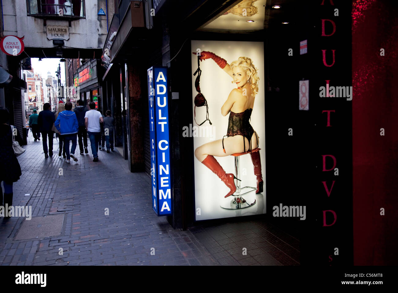 Cinema per adulti in Soho e il centro di Londra. In questo squallido  vicolo, ci sono negozi di sesso, DVD negozi, live sex mostra. Regno Unito  Foto stock - Alamy