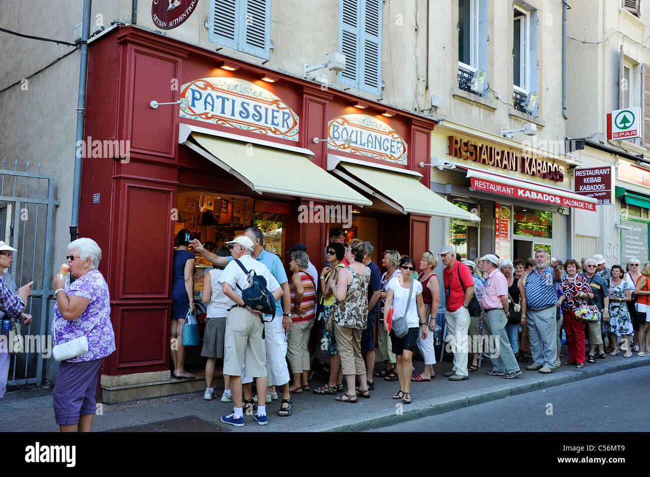 Una lunga coda di turisti in attesa al di fuori di un Patissier Boulangerie nel centro di Vienne. Foto Stock