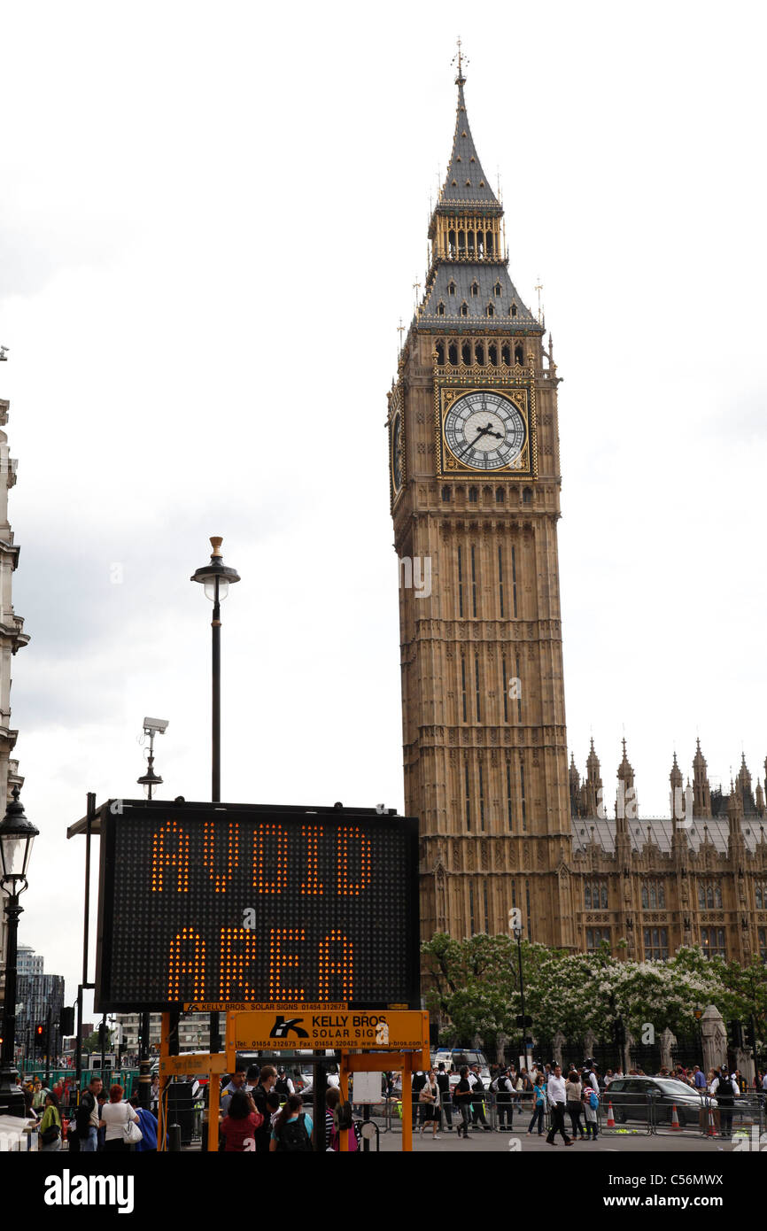 Un segno di lavori stradali in Westminster riscalda gli automobilisti a evitare di zona. La Casa del Parlamento, London, Regno Unito Foto Stock