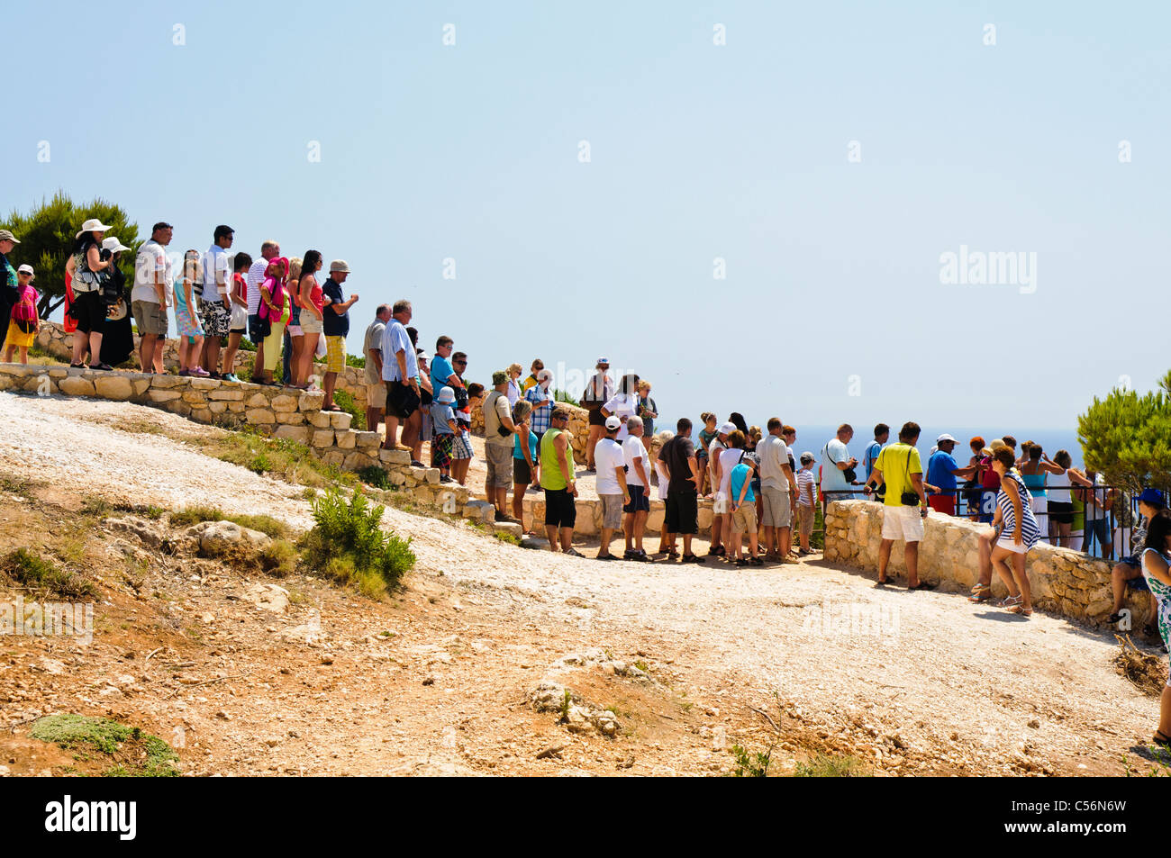 Lunga coda di persone in attesa per la piattaforma di osservazione per vedere Navagio (naufragio) Baia Foto Stock