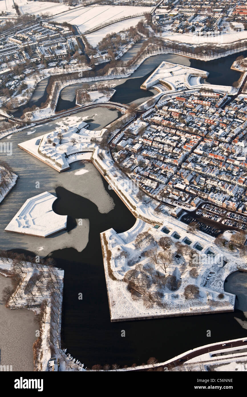 I Paesi Bassi, fortificato a forma di stella città di Naarden. Antenna. Neve Foto Stock