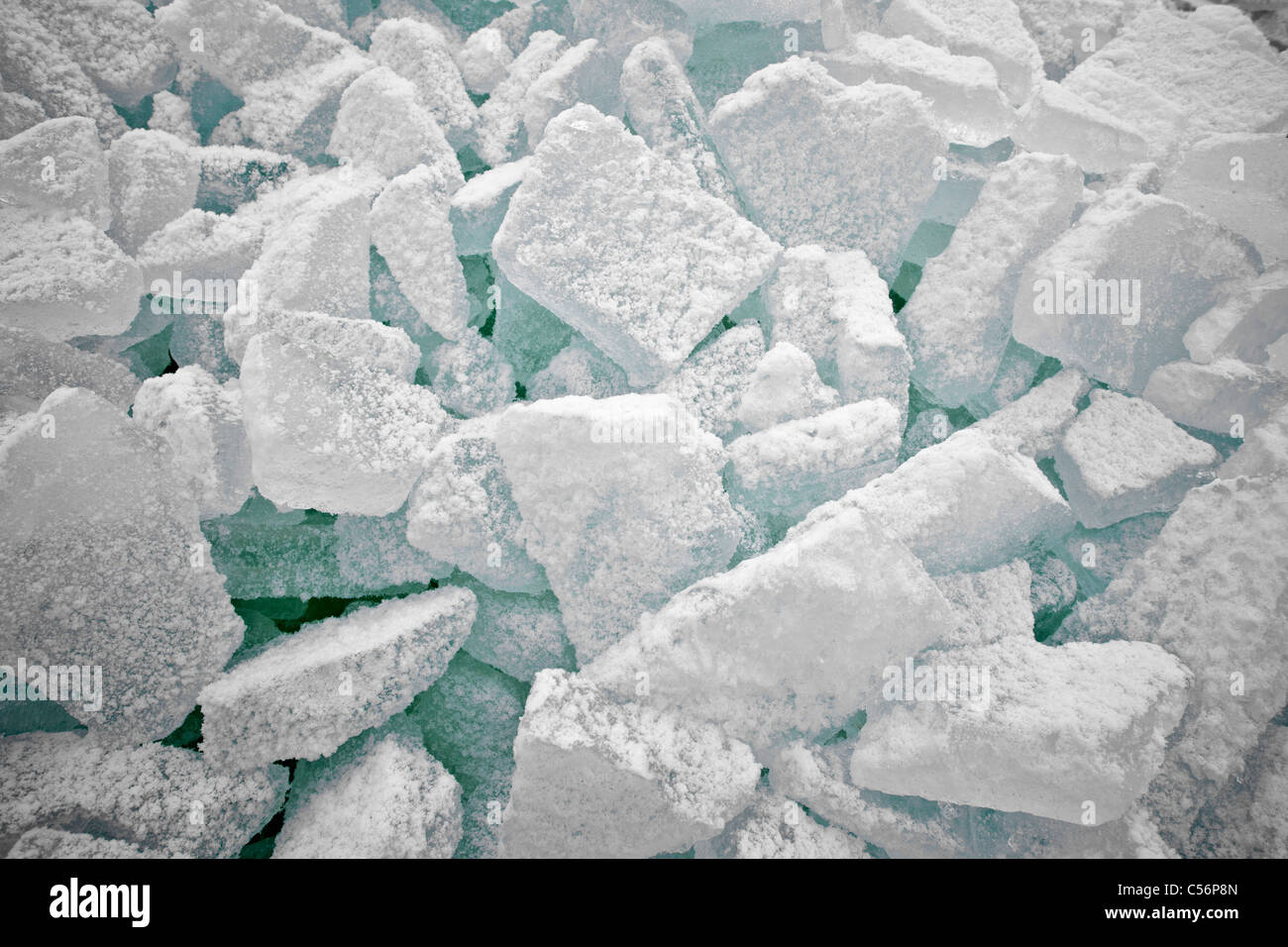 I Paesi Bassi, Oosterleek, impilate di ghiaccio sul lago ghiacciato chiamato Markermeer. Foto Stock