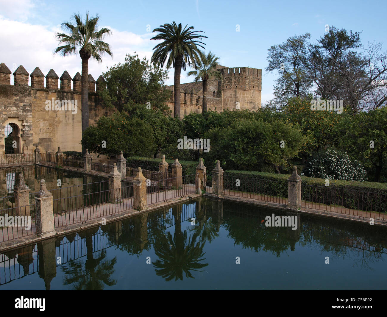 Parte di un alcuni vecchi ruderi accanto alla Mezquita di Cordova, Spagna. Foto Stock