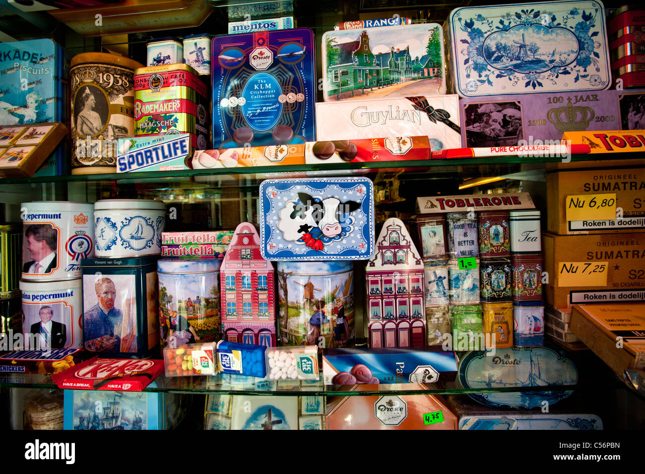 I Paesi Bassi, Volendam, Shopwindow di souvenirshop. Foto Stock