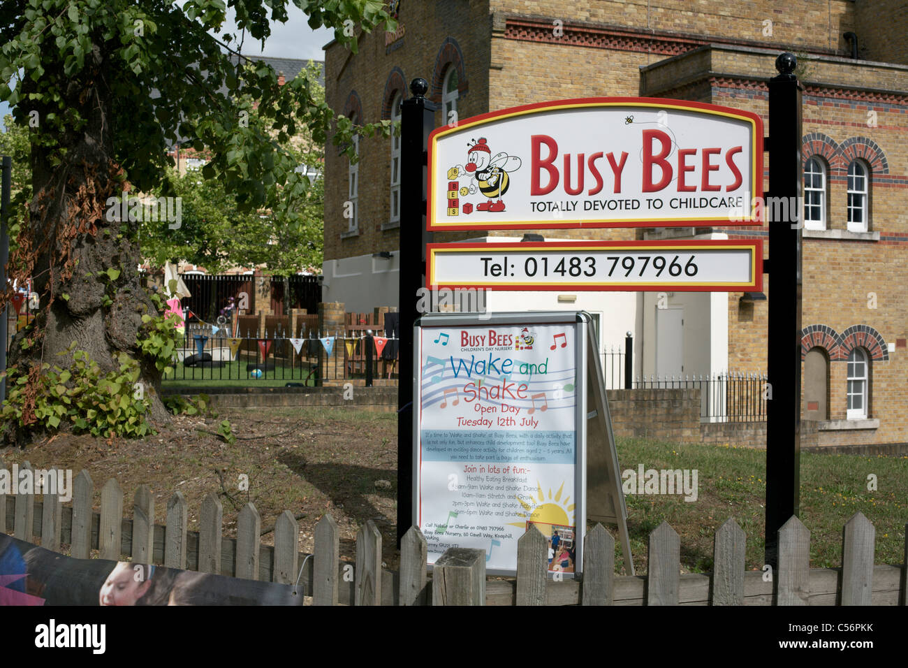 Api diligenti cura dei bambini Brookwood Woking Surrey in Inghilterra REGNO UNITO Foto Stock