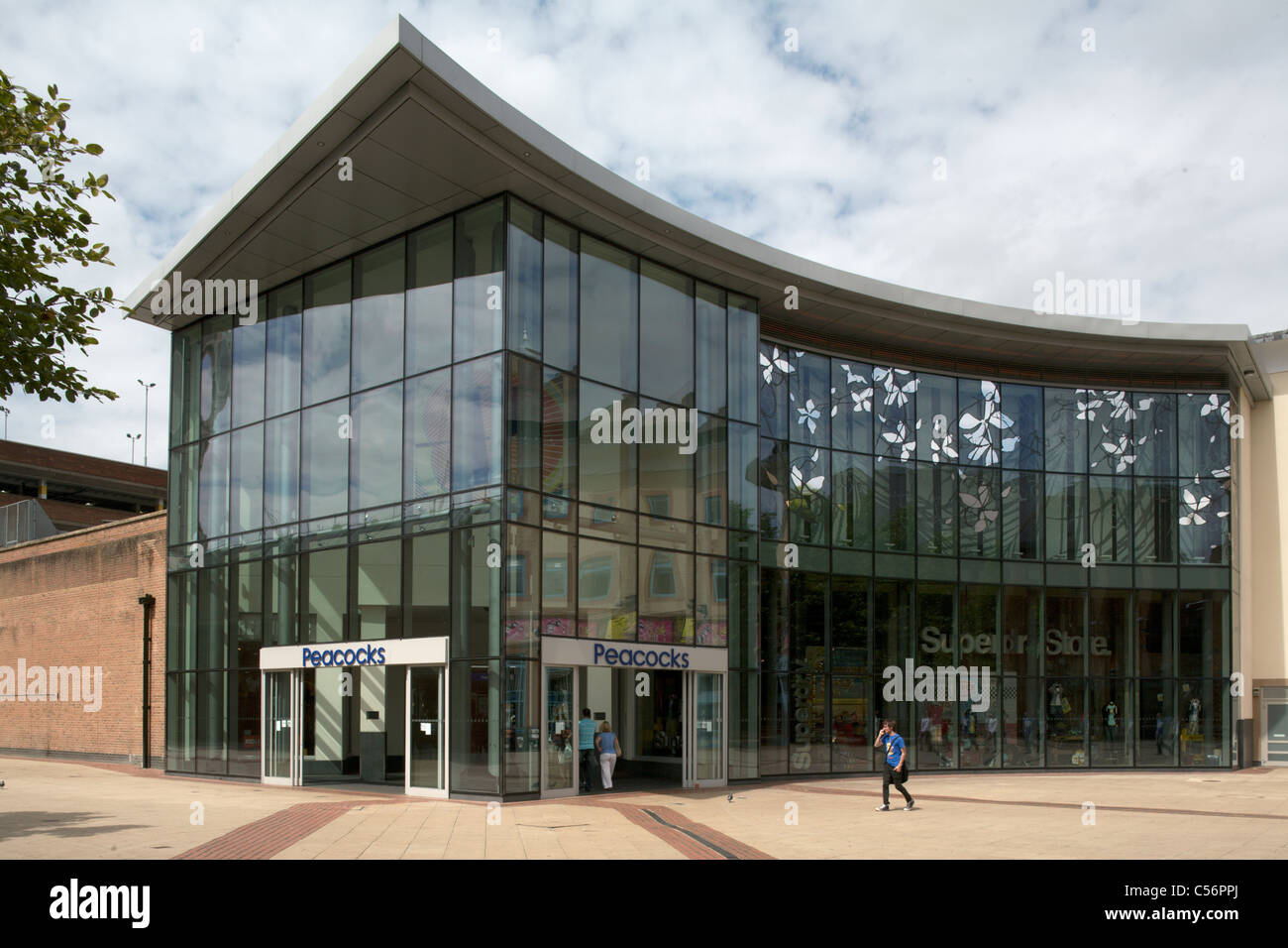 Pavoni shopping centre di Woking Surrey in Inghilterra ha recentemente modificato la facciata Foto Stock