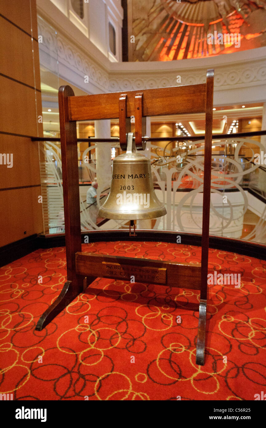 Queen Mary 2 's bell sul ponte 3 è consuetudine rang ogni giorno a mezzogiorno. Foto Stock