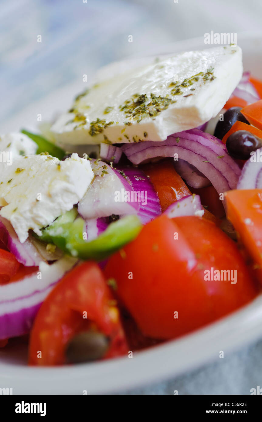 Insalata greca composta di pomodori, cetrioli, olive, le cipolle rosse, il formaggio feta e erbe fresche Foto Stock