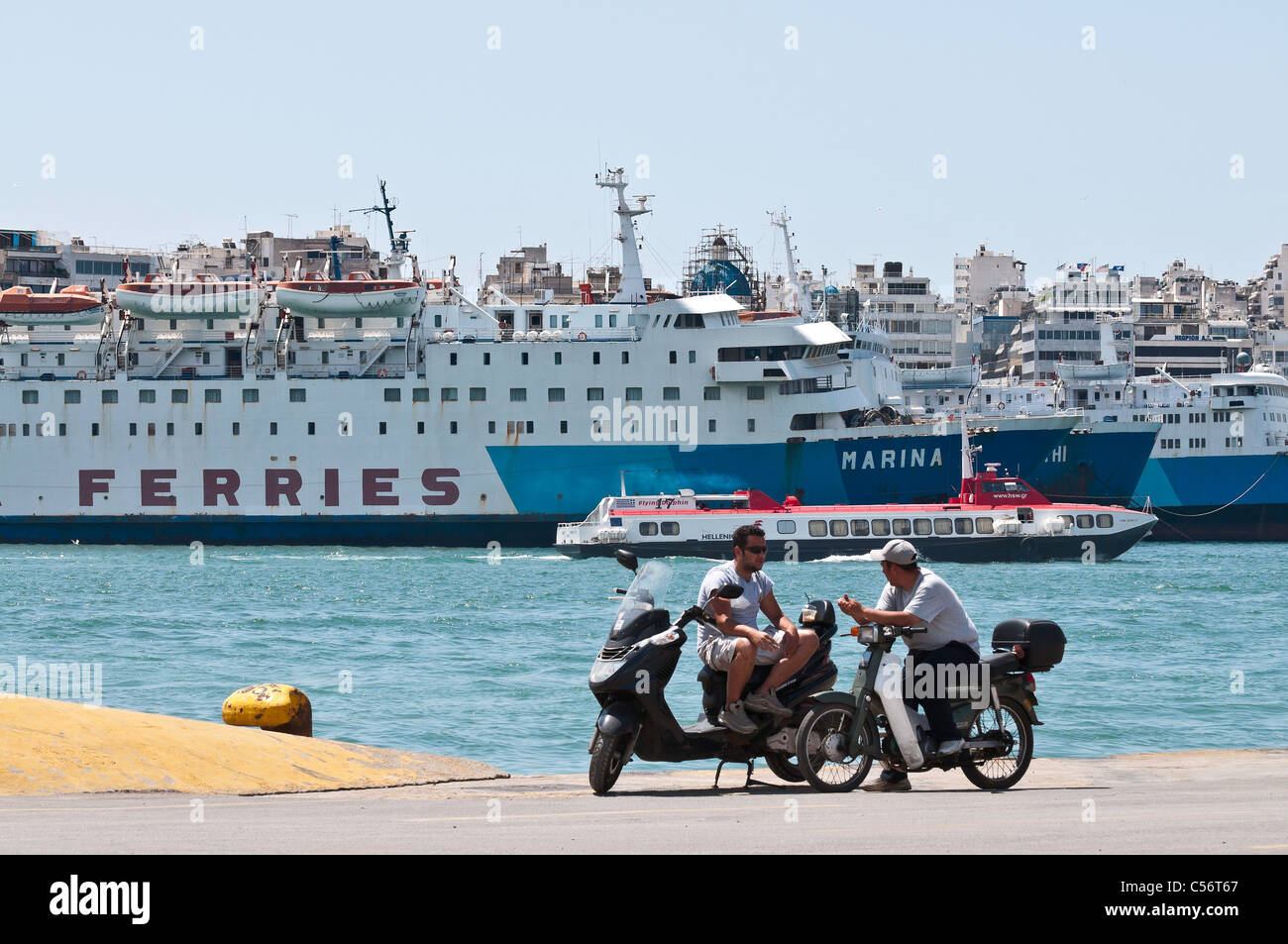 I traghetti nel porto di Pireo di Atene, Grecia. Foto Stock