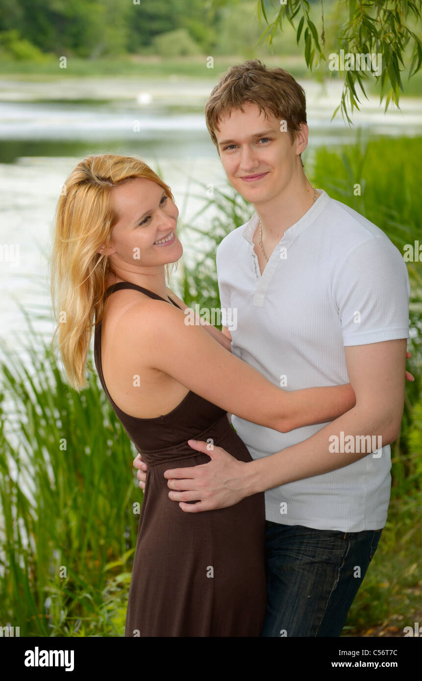 Felice Europeo orientale giovane in amore abbracciando dalle rive di un lago Granatiere Pond High Park Toronto Foto Stock