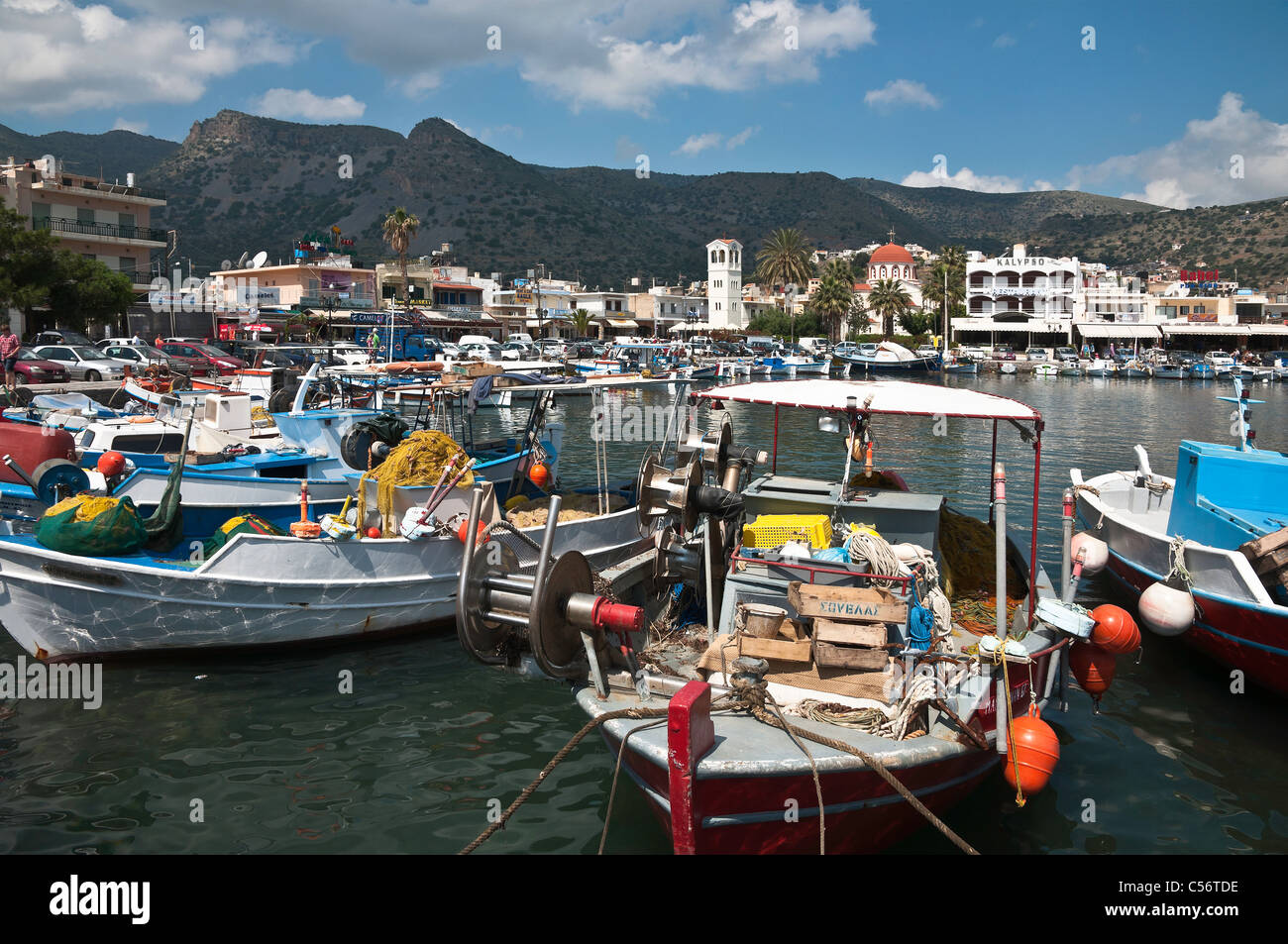 Barche da pesca nel porto di elounda vicino a Agios Nikolaos in nord orientale di Creta. Foto Stock
