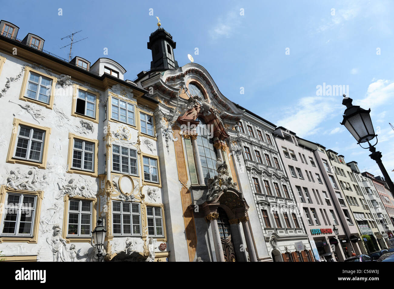 Gli ornati esterno della St Johann Nepomuk Kirche Monaco di Baviera Baviera Germania Munchen Deutschland Foto Stock