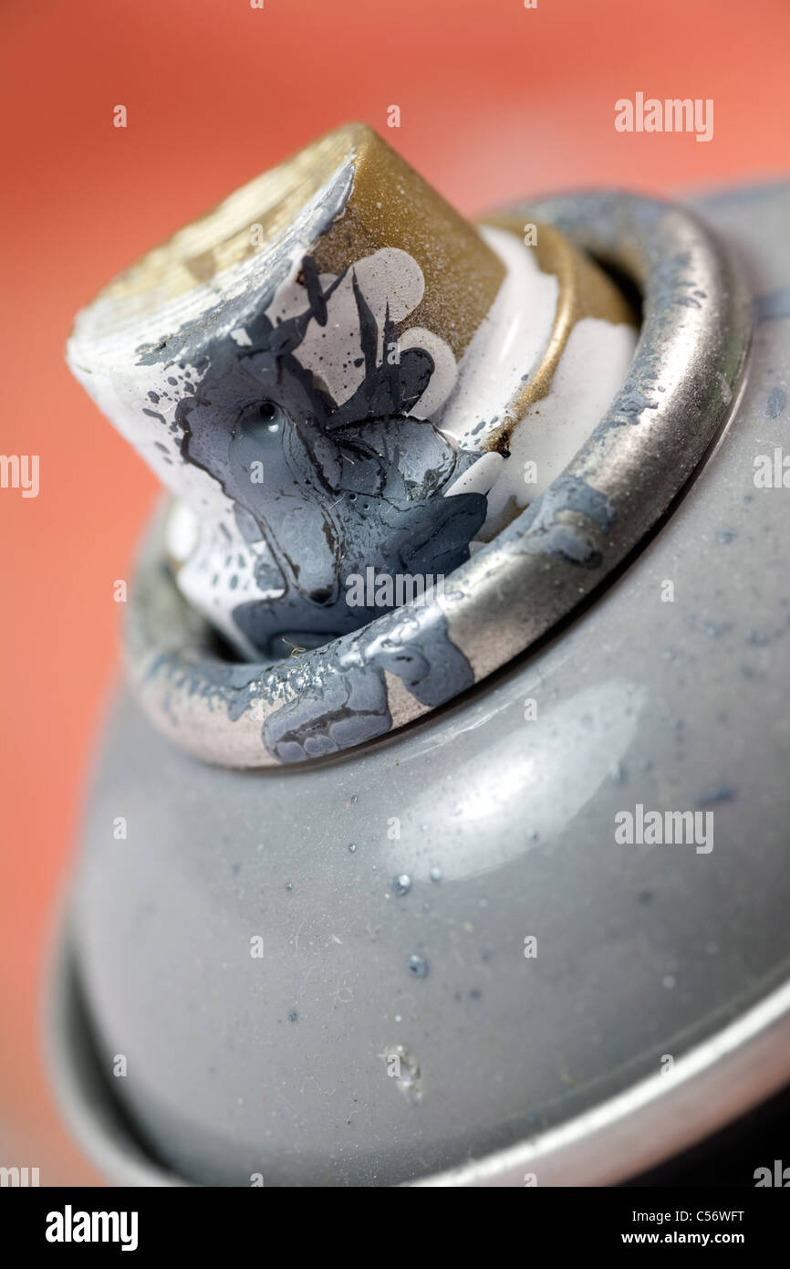 Dettaglio dell'ugello su un impiegato può di vernici spray. Gli effetti di uso liberale del possibile contenuto può essere chiaramente visto. Foto Stock