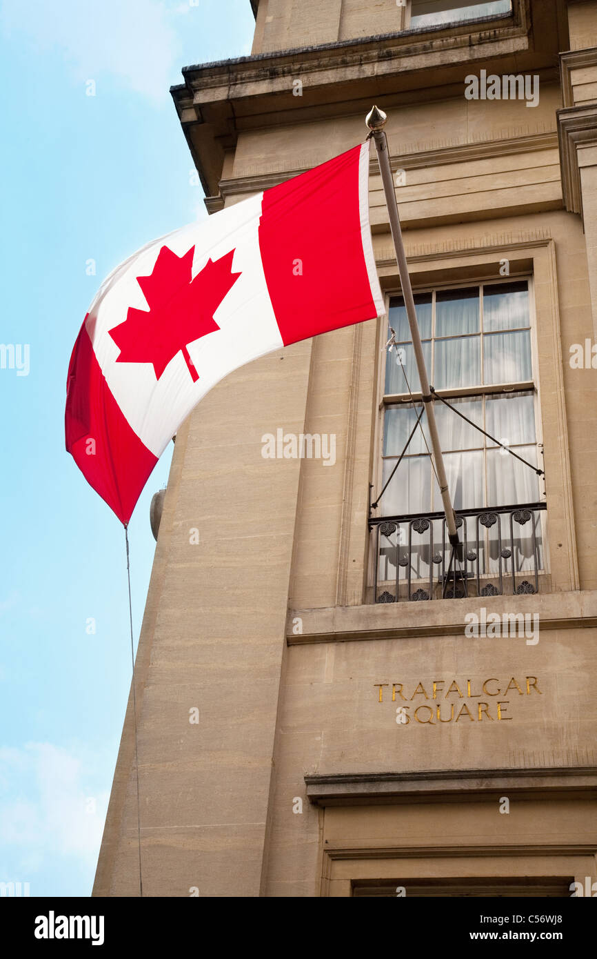 Canadian bandiere che sventolano al Canada House, Trafalgar Square London REGNO UNITO Foto Stock