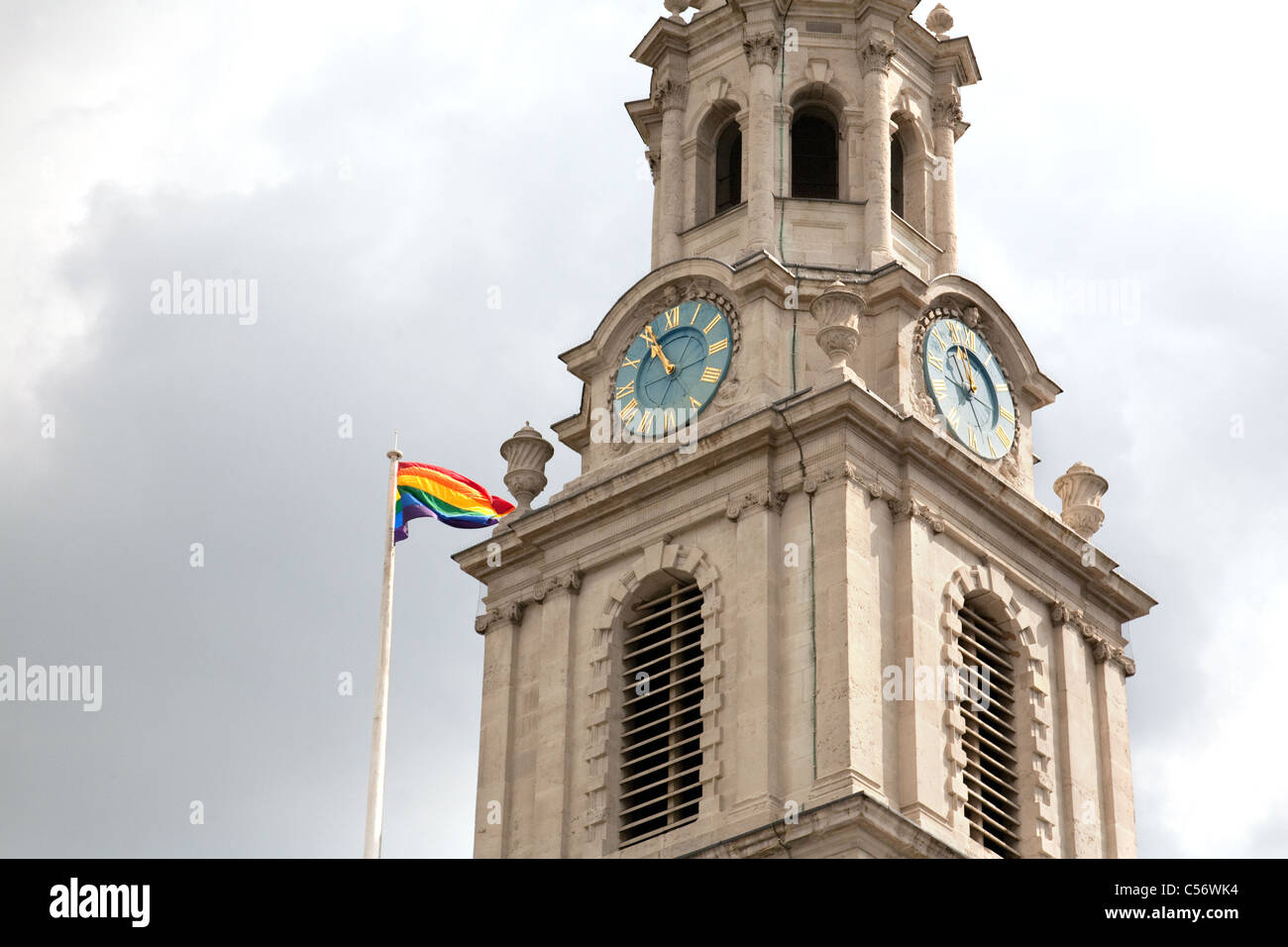 St Martin nei campi chiesa battenti la bandiera di orgoglio di LGBT movimento gay, Trafalgar Square London REGNO UNITO Foto Stock