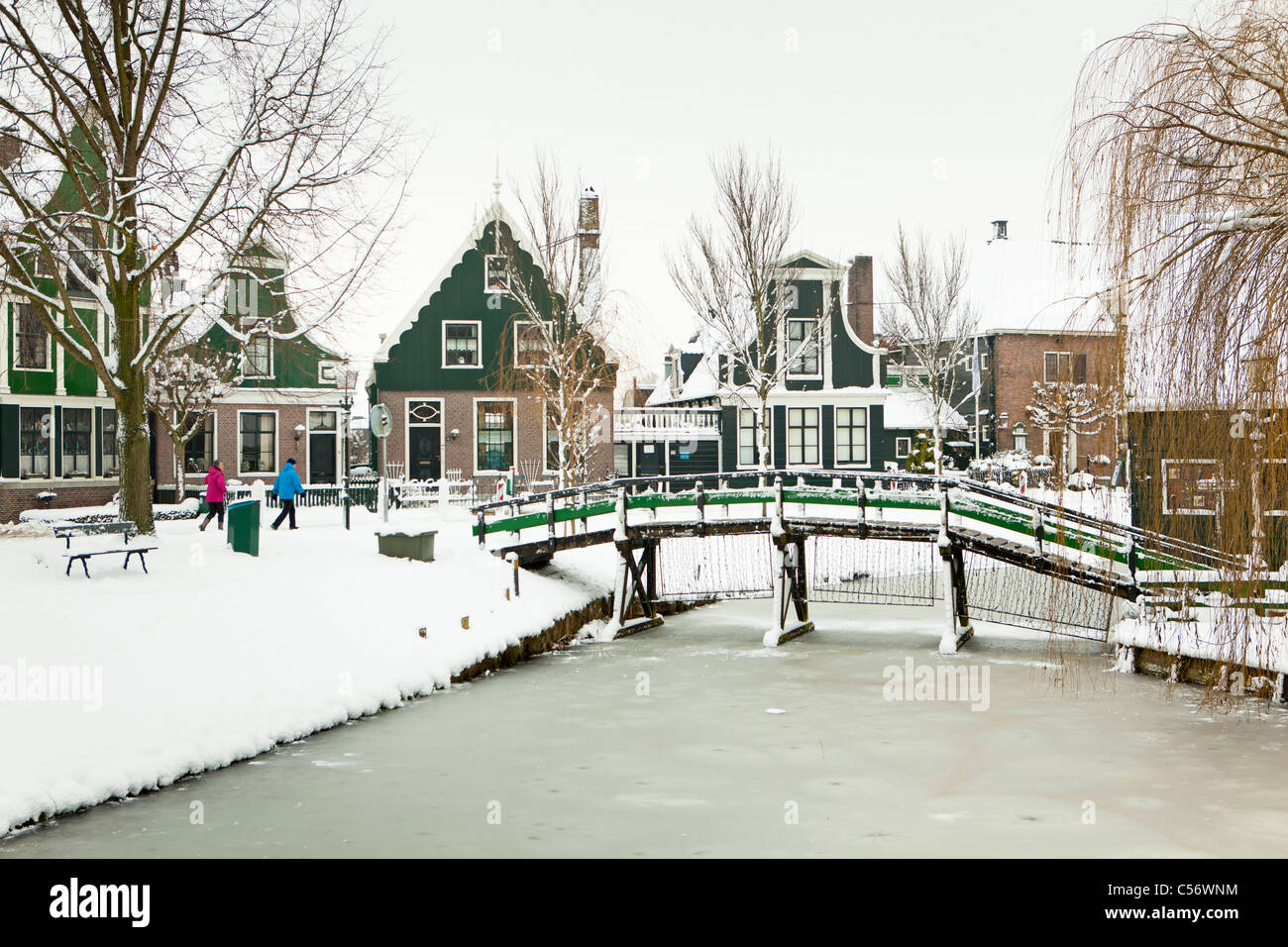 Zaanse Schans, villaggio sulle rive del fiume Zaan con verde caratteristiche case di legno. Inverno, la neve. Foto Stock