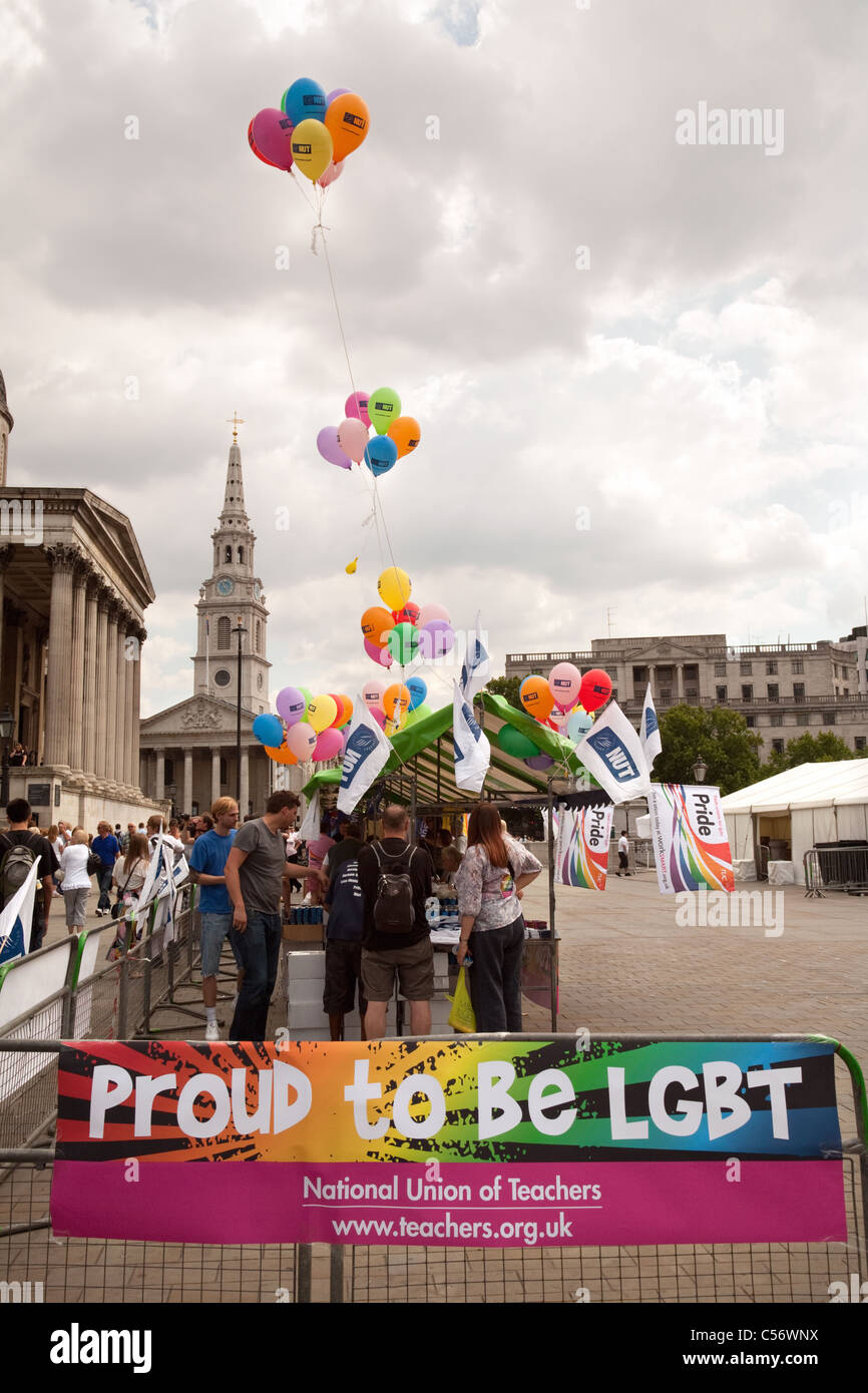 Unione nazionale degli insegnanti (dado) Regime di stallo e di palloncini a Gay Pride marzo, Trafalgar Square, London REGNO UNITO Foto Stock