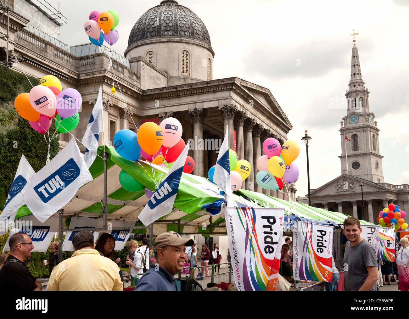 Unione nazionale degli insegnanti (dado) Regime di stallo e di palloncini a Gay Pride marzo, Trafalgar Square, Londra UK 2011 Foto Stock