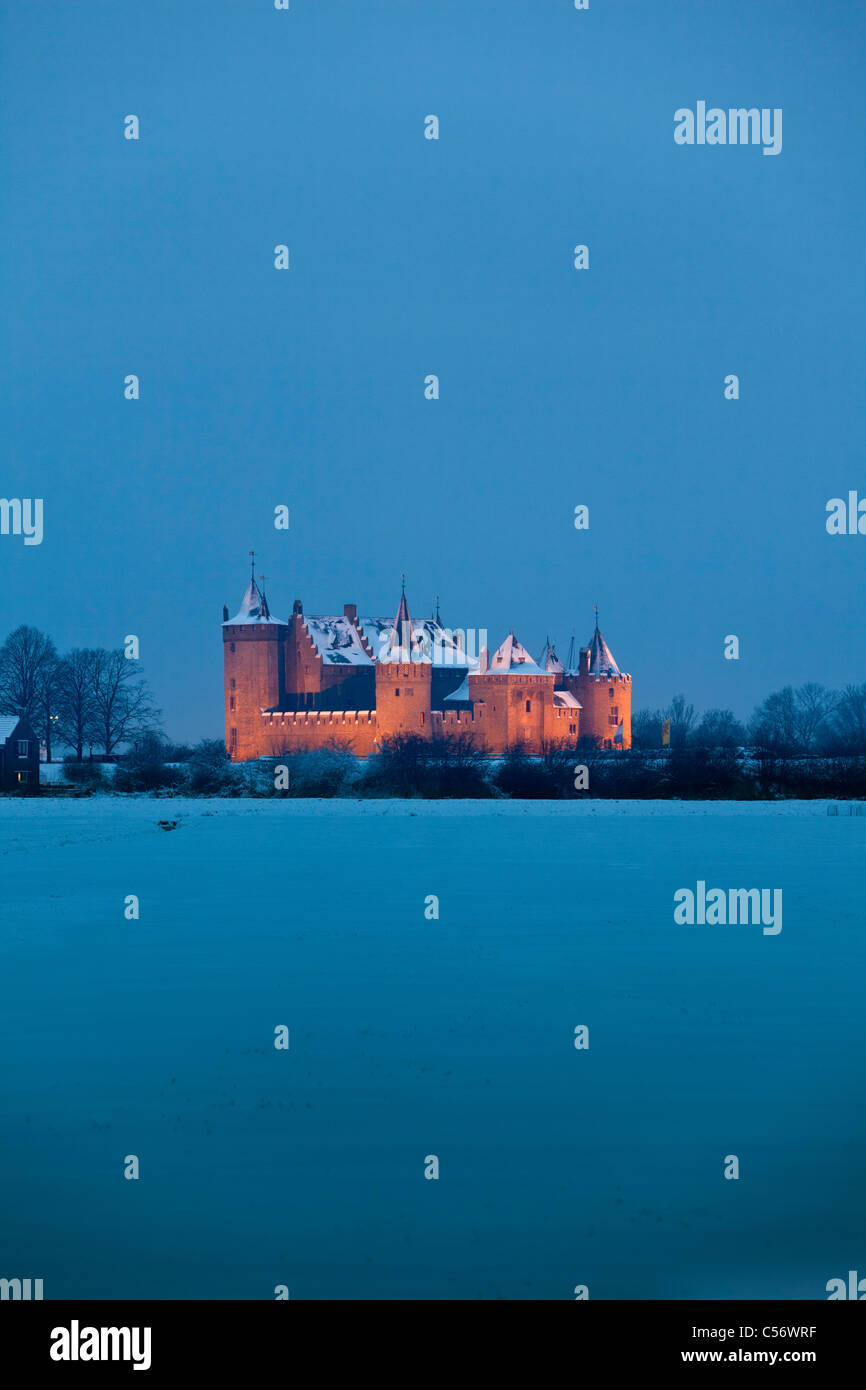 I Paesi Bassi, Muiden, chiamato castello di Muiderslot. Inverno, la neve. Foto Stock
