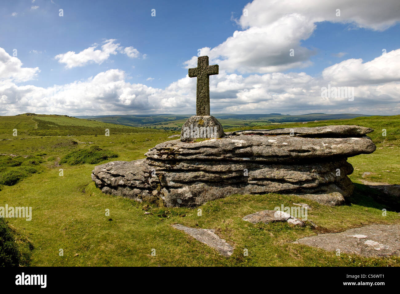 La Evelyn Anthony Grotta Penney memorial cross vicino Yar Tor su Dartmoor Foto Stock