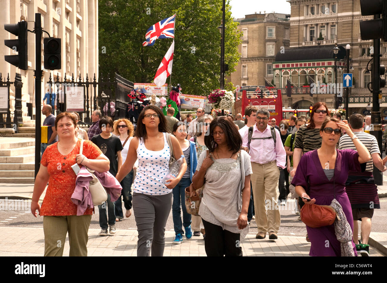 Multiculturale Gran Bretagna; pedoni a Duncannon St, Londra Centrale, Regno Unito Foto Stock
