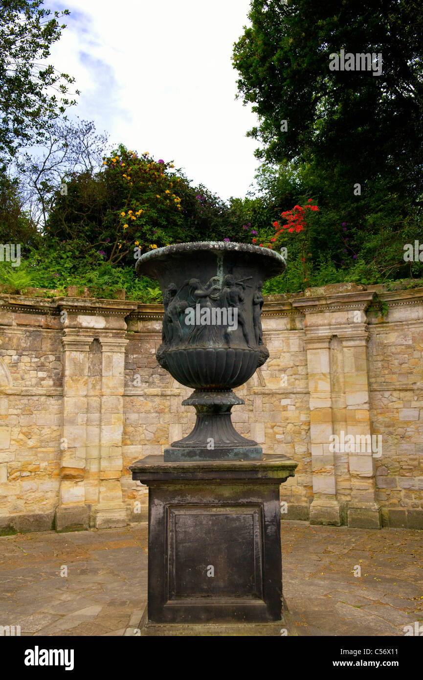 Vaso nel parco del castello di Hever; vaso im Park von Hever Castle Foto Stock