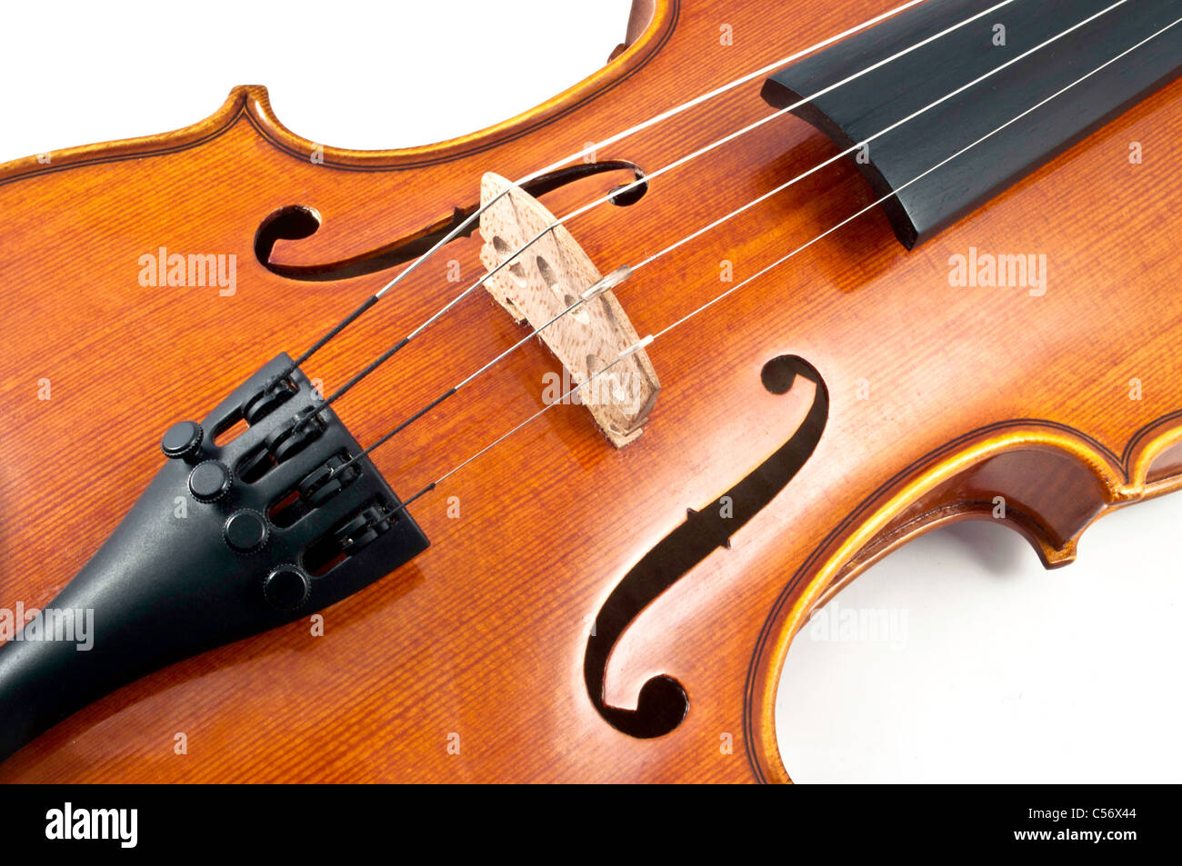 Italiano violino in legno corda dettagli su sfondo bianco Foto Stock