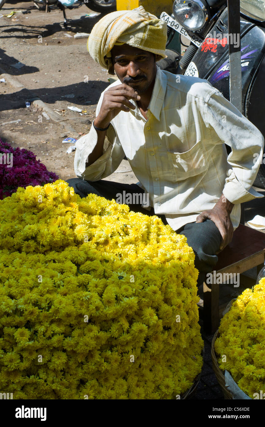 Una vendita di Sikh indiani tradizionali ghirlande di fiori di Mysore, nello stato di Karnataka, India. Foto Stock