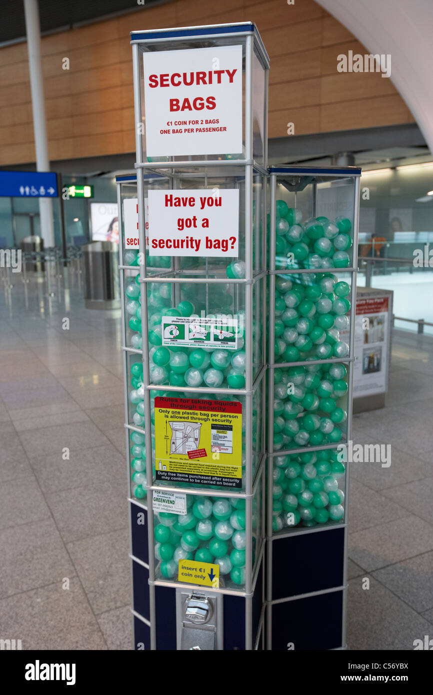 Sacchetti di sicurezza per la vendita all'interno di nuovo terminal 2 edificio all aeroporto di Dublino Repubblica di Irlanda europa Foto Stock