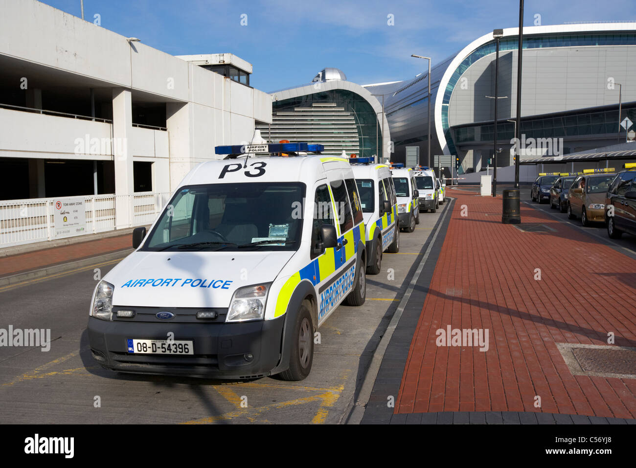 Righe di aeroporto di veicoli della polizia aeroporto di Dublino Repubblica di Irlanda europa Foto Stock