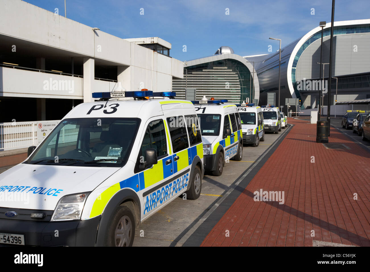 Righe di aeroporto di veicoli della polizia aeroporto di Dublino Repubblica di Irlanda europa Foto Stock
