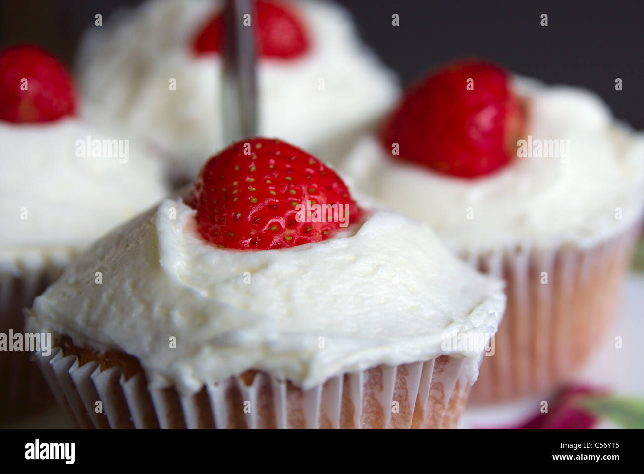 Tortini di fragola su una torta di stand Foto Stock