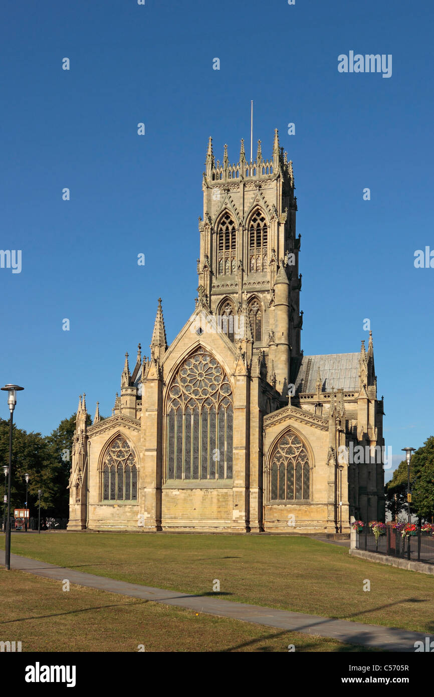 Doncaster Minster, la chiesa di San Giorgio contro un cielo blu chiaro. Foto Stock