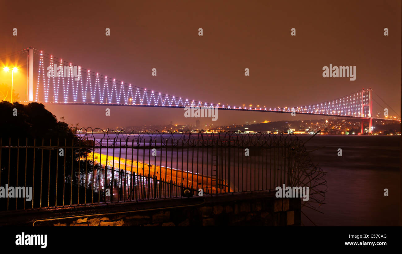 Bogazici Kpr, Ponte sul Bosforo, Istanbul che collega l'Europa all'Asia Foto Stock