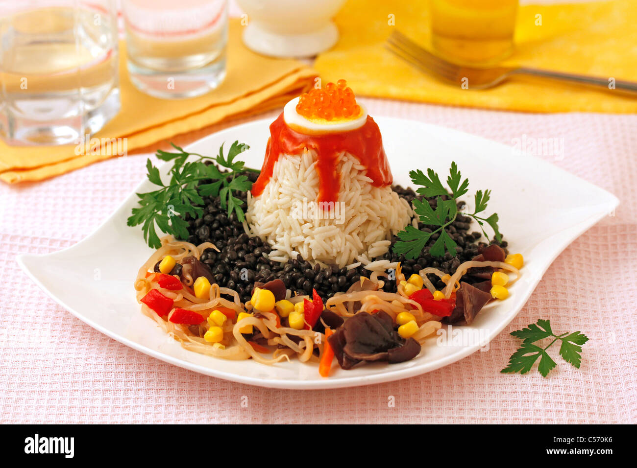 Insalata di riso con caviale di lenticchie. Ricetta disponibile. Foto Stock