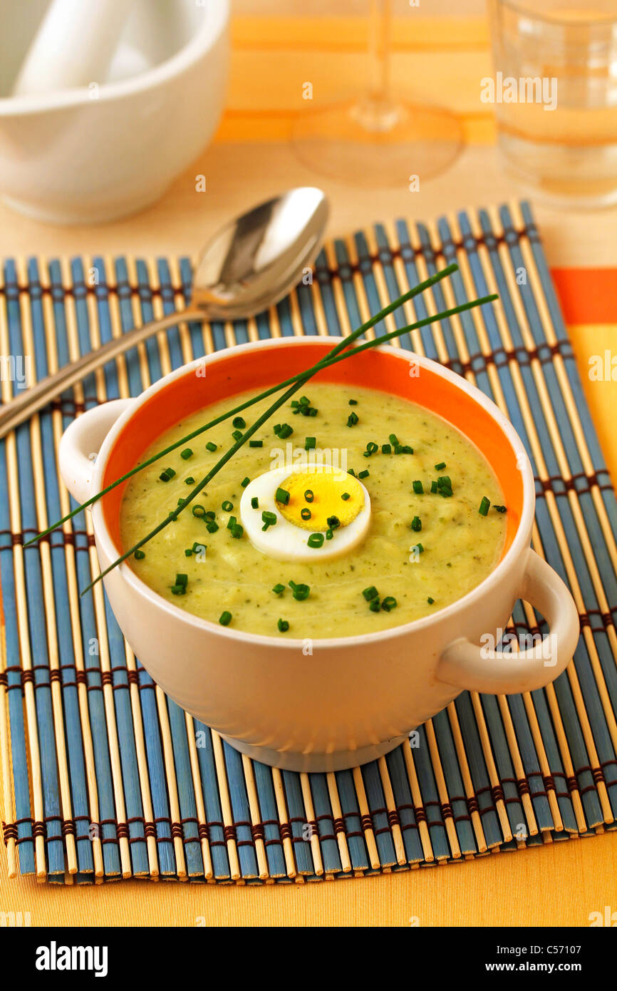 Luce minestra di verdure con yogurt. Ricetta disponibile. Foto Stock