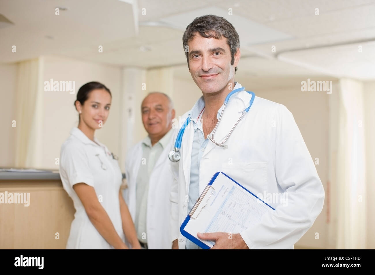 Medici e infermieri in piedi in ospedale Foto Stock