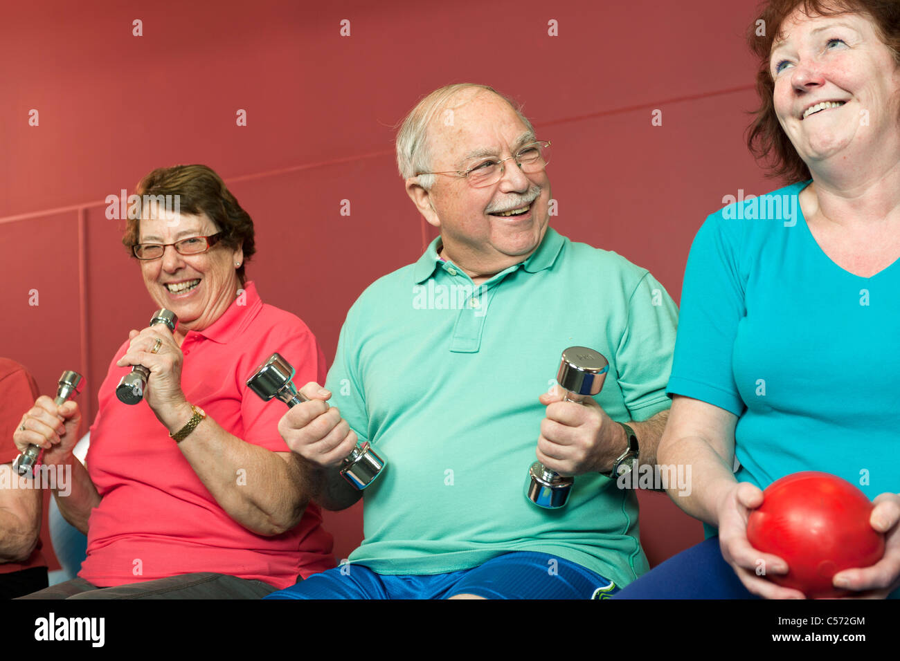 Le persone anziane il sollevamento pesi nella palestra Foto Stock
